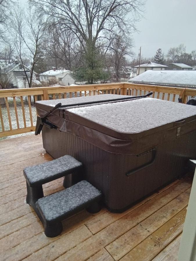Outdoor Hot Tub And Cozy King Bed Apartment Лансинг Екстериор снимка